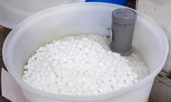 Sól do zmiękczacza – jaką wybrać i jak często dosypywać?